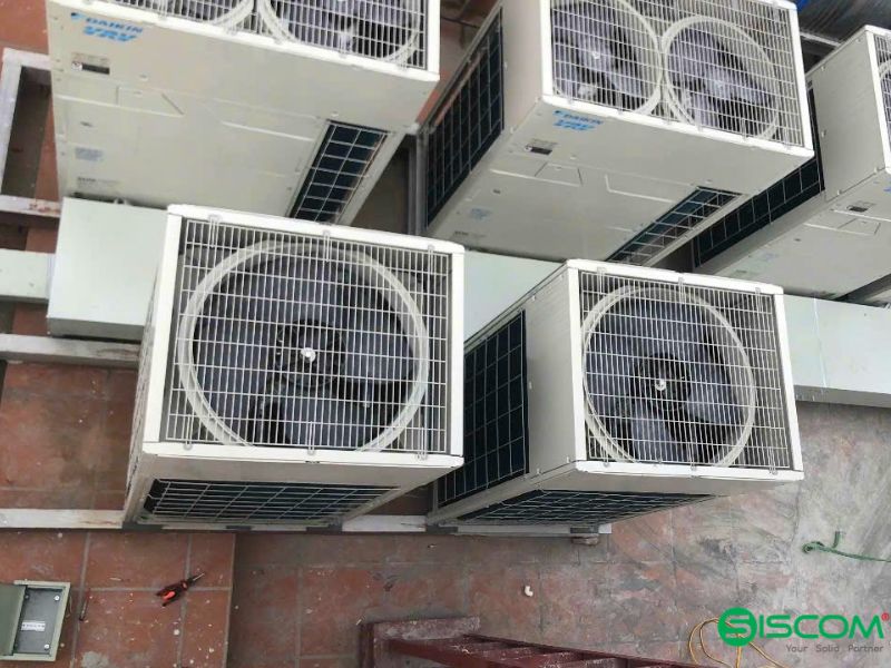 Lắp đặt 02 tổ hợp dàn nóng điều hòa trung tâm Daikin VRV IV-S công suất 18HP trên mái biệt thự - SISCOM