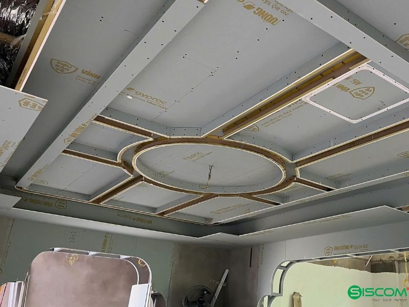 Nắp thăm trần thạch cao âm viền phẳng đẹp sau khi sơn bả hoàn thiện Nắp thăm trần thạch cao âm viền bo góc phẳng đẹp sau khi bả sơn nước hoàn thiện