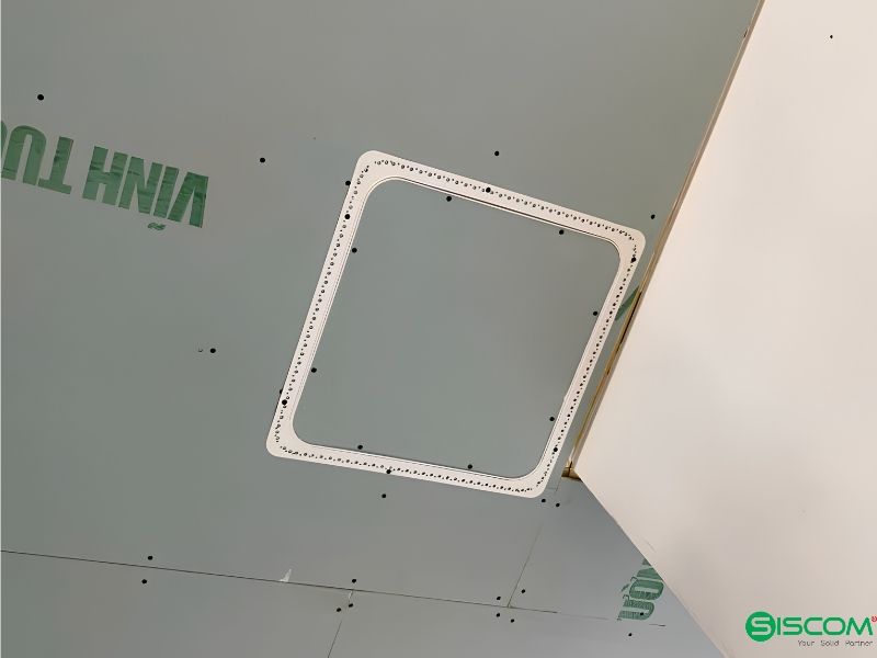 Cấu tạo chi tiết viền nhôm định hình dập lỗ nắp thăm trần SISCOM Cấu tạo viền nhôm định hình dập lỗ bắt vít bả matit âm viền bo góc nắp thăm trần