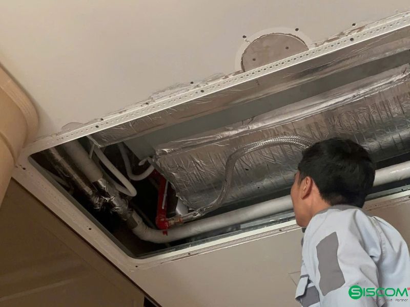 Thi công bắn vít khung nắp thăm trần thạch cao vào xương trần Quy trình thi công bắt vít cố định khung nắp thăm trần thạch cao vào hệ xương trần